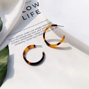 Lightweight Hoop Earrings‎ in Tortoise